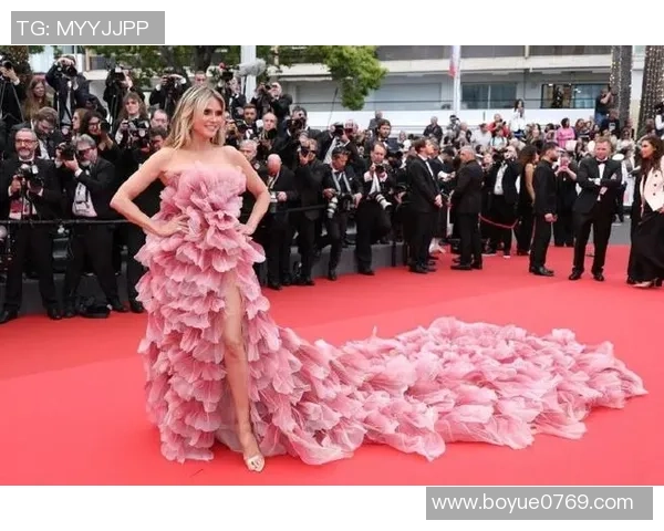 世界杯抽签扮演嘉宾和主持人发布：海蒂-克鲁姆等人在列